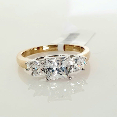 9ct yellow gold CZ ring.