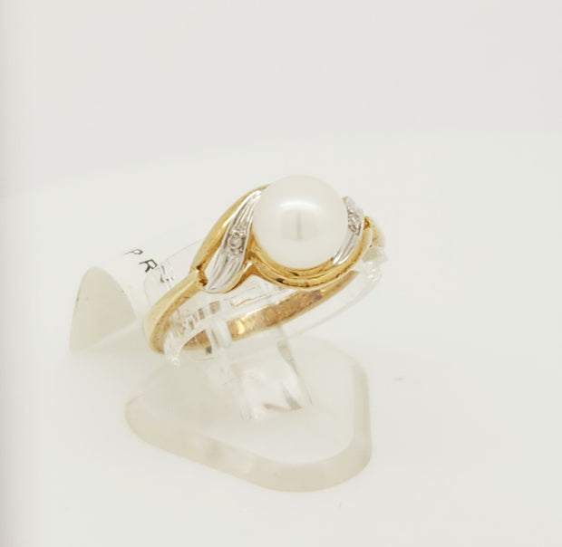 9ct Freshwater Pearl & Diamond ring