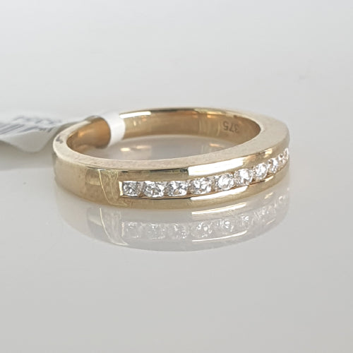 9ct yellow gold diamond ring.
