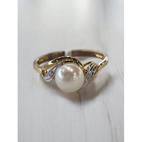 9ct Freshwater Pearl & Diamond ring