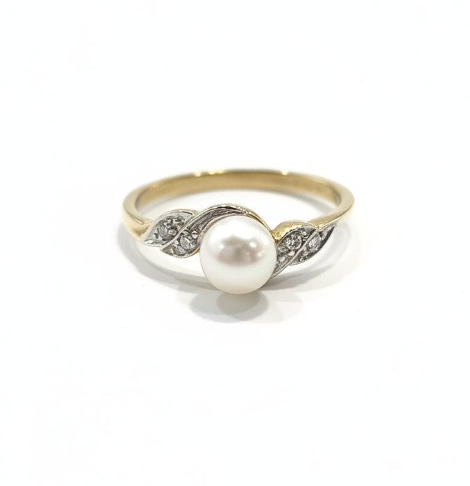 9ct Pearl & Diamond Ring