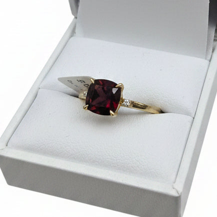 9ct Garnet & Diamond ring