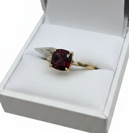 9ct Garnet & Diamond ring