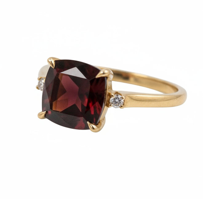 9ct Garnet & Diamond ring