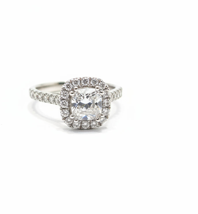 18ct White Sapphire ring
