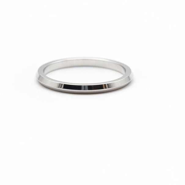 18ct white gold knife edge wedder