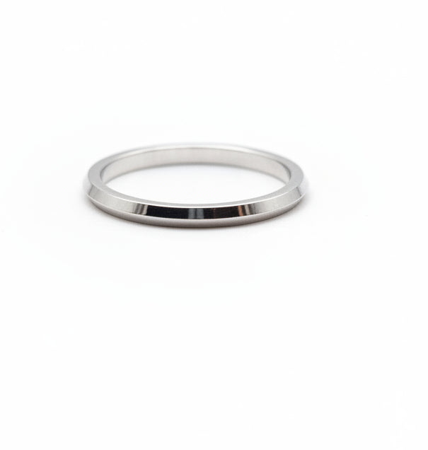 18ct white gold knife edge wedder