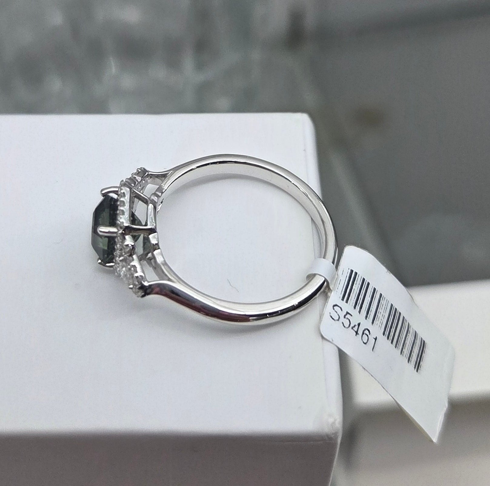 18ct Montana Sapphire & Diamond ring