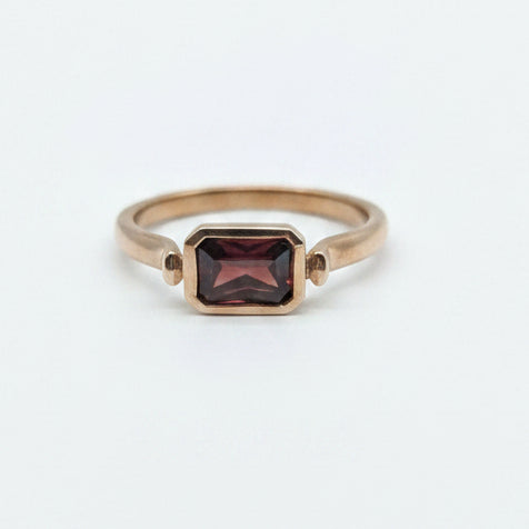 9ct Garnet ring