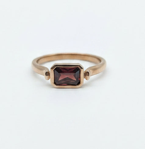 9ct Garnet ring